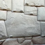 1280px-Mur_Inca_Cuzco-famous12stone-Gvillemin-CC-BY-SA-3.0.-Wikim.-Comm